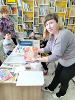 " Эбру- рисование на воде" - мастер-класс прошёл в Ульяновской библиотеке семейного чтения.