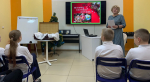 "Путешествие по реке времени: история елочной игрушки" - занимательный час прошёл в Тосненской центральной районной детской библиотеке.
