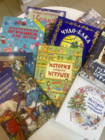 "Путешествие по реке времени: история елочной игрушки" - занимательный час прошёл в Тосненской центральной районной детской библиотеке.