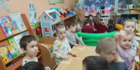 "Что такое Новый Год?" – громкое чтение, посвящённое Новогоднему празднику, по книгам Х. Патаки "Новогодняя сказка" и "Новогодняя энциклопедия. Подарки и украшения своими руками" для средней группы Красноборского детского сада провела заведующая Красноборской поселковой библиотекой Платонова П.А. - Межпоселенческая ЦБС