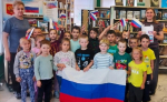 «Мы живем в России» - патриотический урок, посвящённый Дню Государственного флага Российской Федерации, для детей подготовительной группы детского сада № 34 провела П. С. Иванова, заведующая Никольской городской библиотекой.