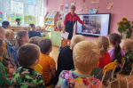 «День памяти» - патриотическую беседу ко Дню солидарности в борьбе с терроризмом для воспитанников подготовительной и старшей групп детского сада №17 п. Любань провела заведующая Любанской сельской библиотекой А.Ю. Чижикова.