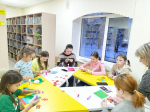 «Подарок защитнику» - мастер-класс по изготовлению поздравительных открыток, приуроченный ко Дню защитника Отечества, в рамках конкурса «Поздравление защитников Отечества» от Общественной палаты Ленинградской области прошёл в Ульяновской библиотеке семейного чтения.