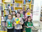 «Подарок защитнику» - мастер-класс по изготовлению поздравительных открыток, приуроченный ко Дню защитника Отечества, в рамках конкурса «Поздравление защитников Отечества» от Общественной палаты Ленинградской области прошёл в Ульяновской библиотеке семейного чтения.
