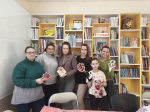 «Подставка из мозаики» - мастер-класс по изготовлению изделий из мозаики для членов женского клуба «Берегиня» прошёл в Ульяновской библиотеке семейного чтения.