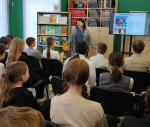 «Смотри, читай: Союзмультфильм!» - викторину в рамках просветительского марафона, посвящённого 90-летию со дня основания студии «Союзмультфильм», для учеников 6б класса МБОУ «СОШ «Никольский ЦО № 3» провела Елена Никулина, библиотекарь Никольской городской библиотеки.
